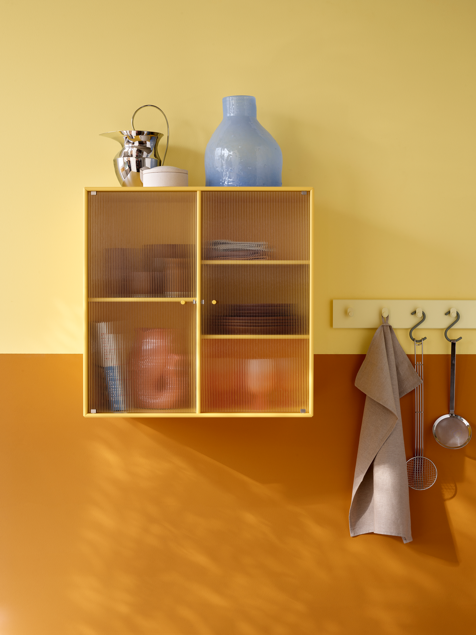 Montana Ripple 2 Vitrine cabinet acacia ribbelglas