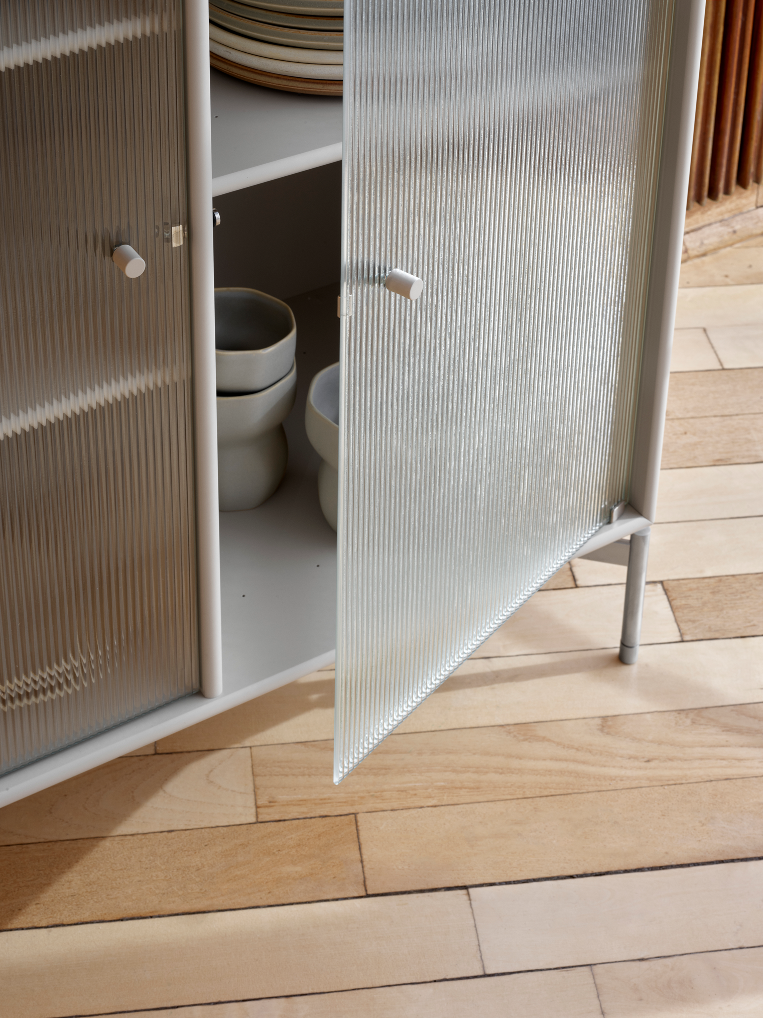 Montana Ripple 2 Vitrine cabinet close up ribbel glas