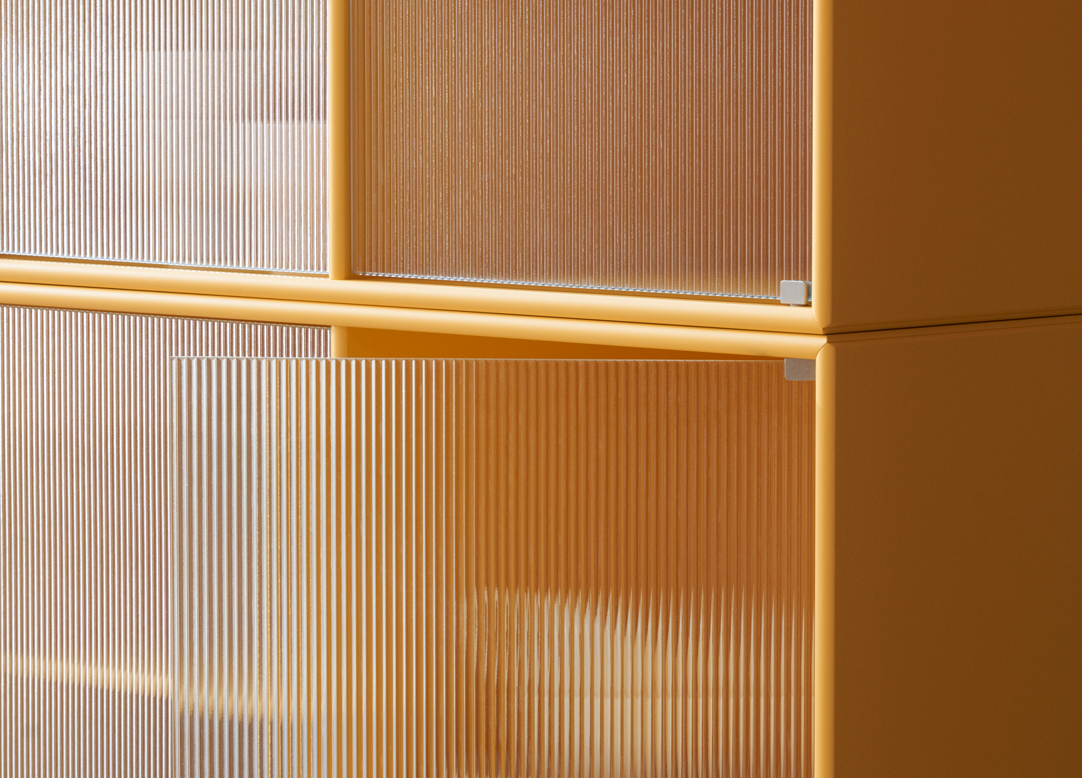 Montana Ripple 3 Vitrine cabinet acacia close up ribbel glas