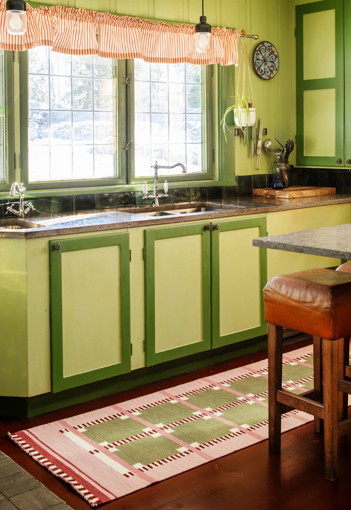 Layered Röllakan Ruth Spring Glass wool runner