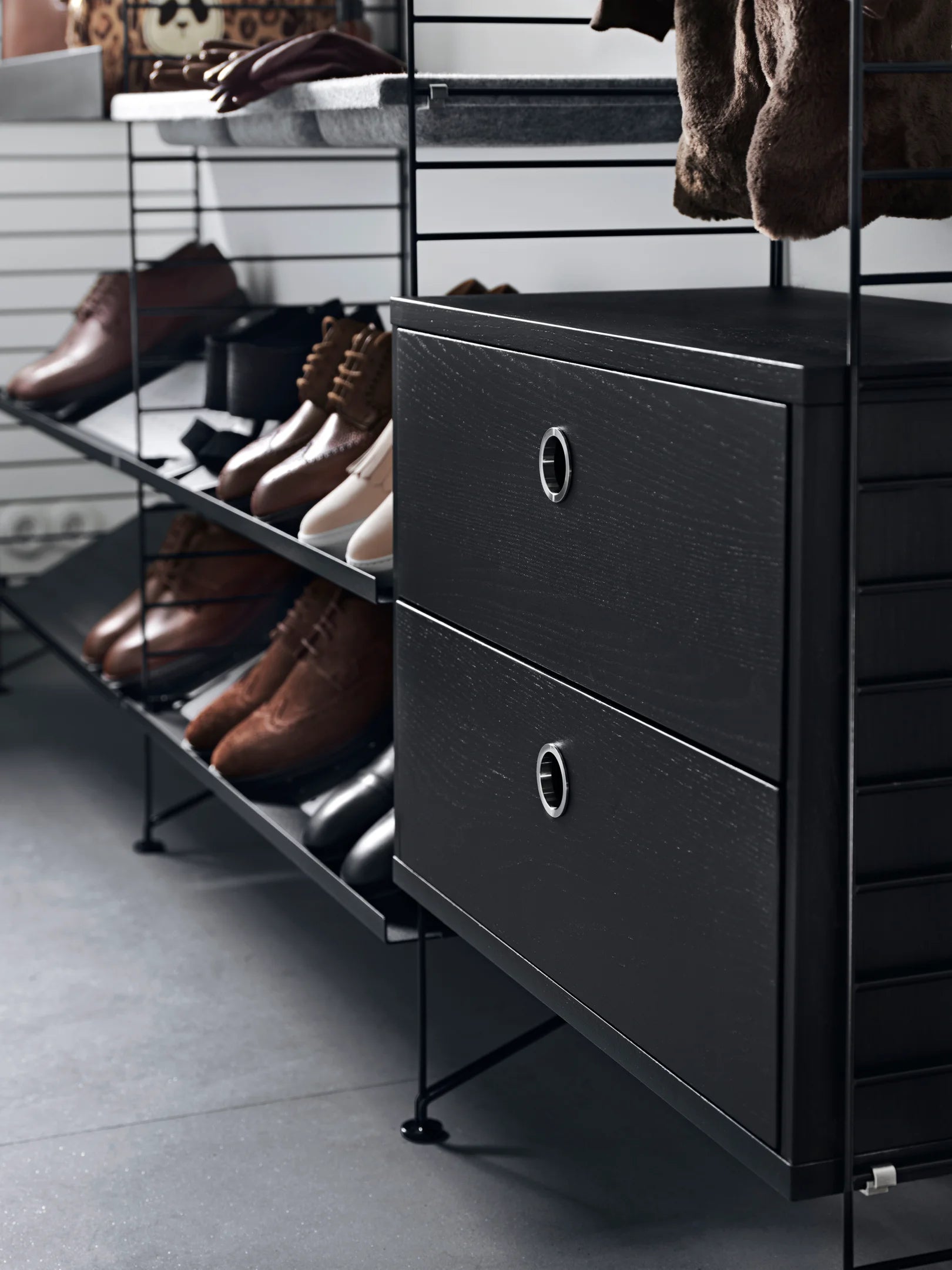 String metal shoe shelf 58 x 30