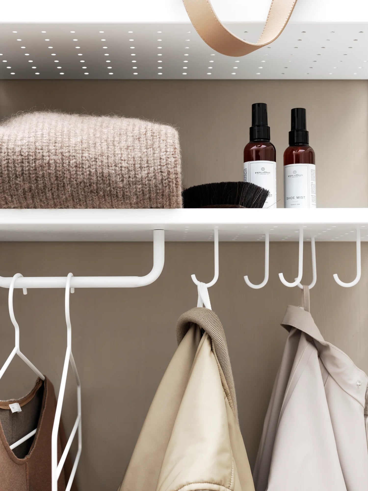 String hooks for metal shelves