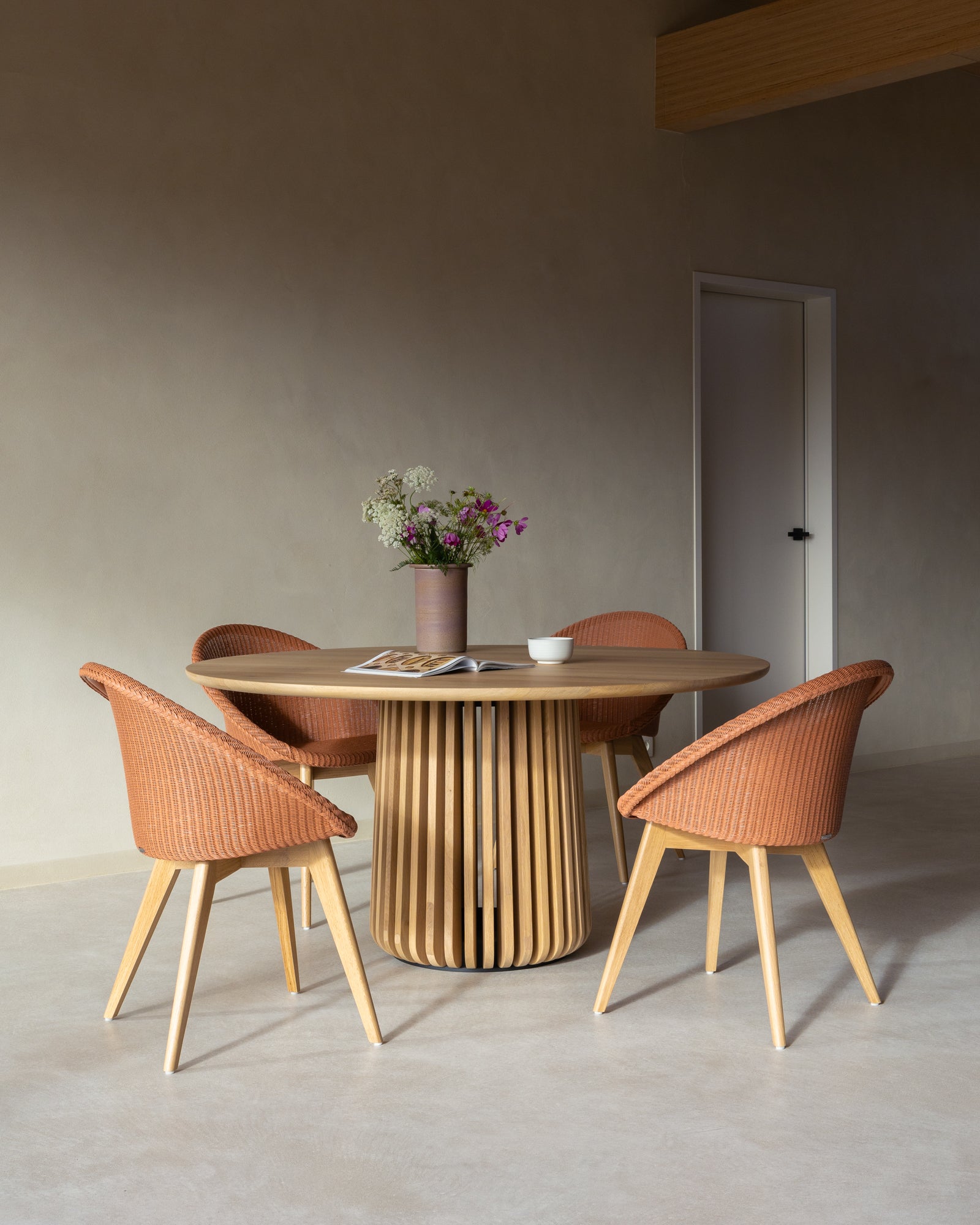 Vincent Sheppard Maru round dining table