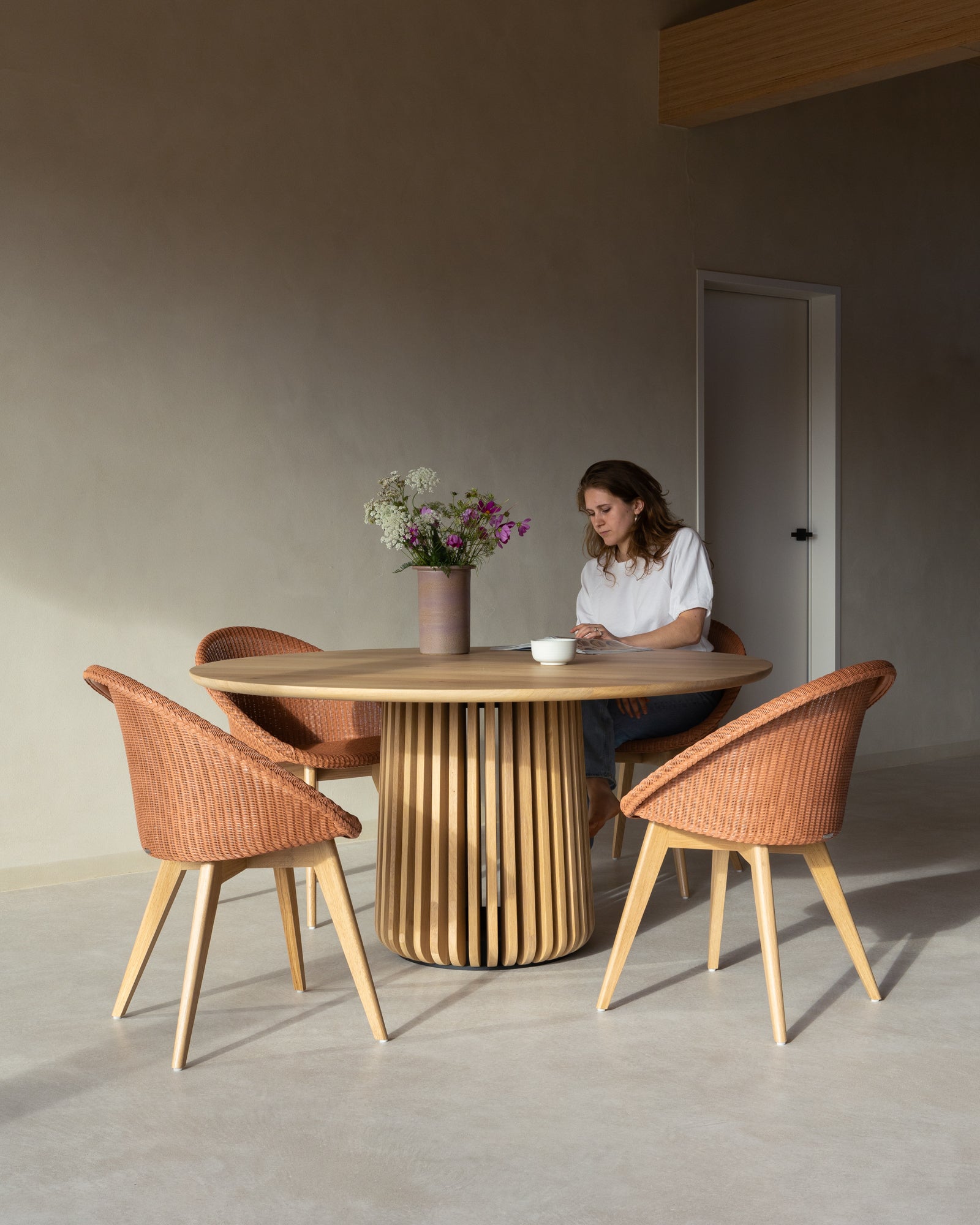 Vincent Sheppard Maru round dining table sfeerbeedld