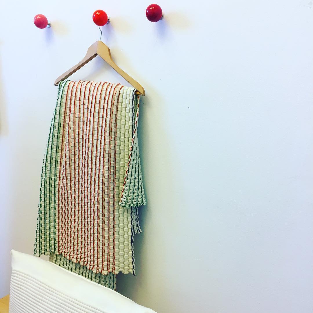 vitra-coat-dots-rozeoranjerood