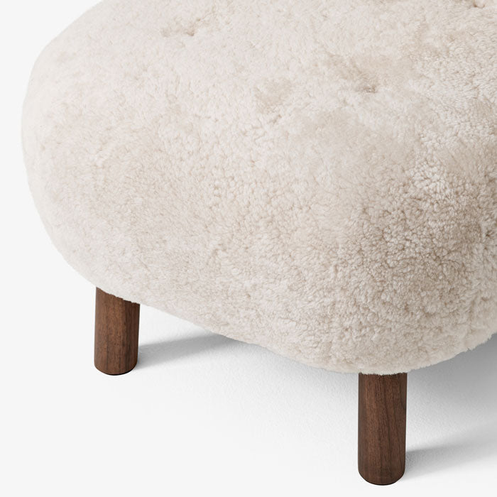 &amp;tradition Little Petra Pouf ATD1 sheepskin moonlight walnoot