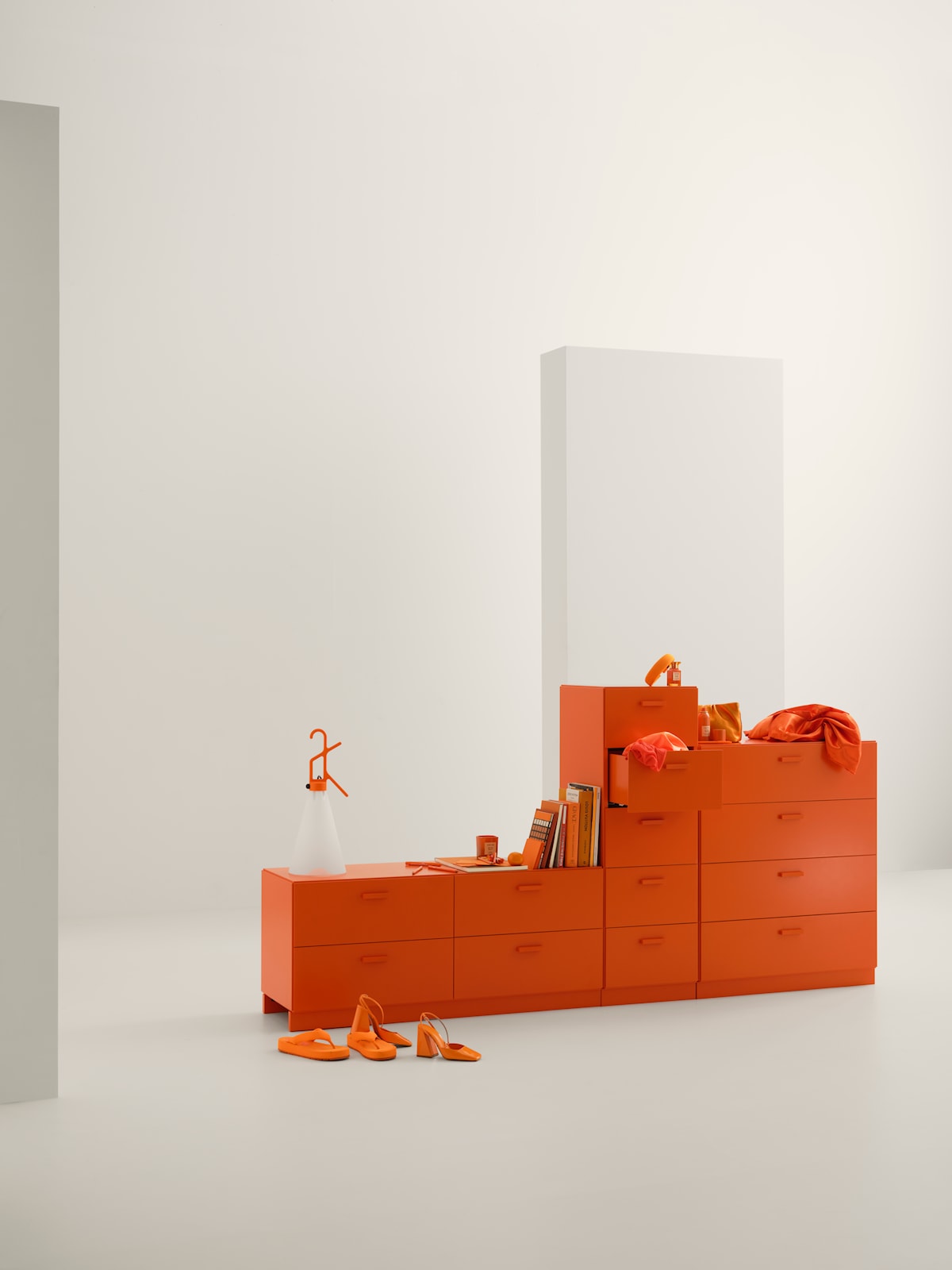 String Relief lage en hoge ladekast met poten Oranje