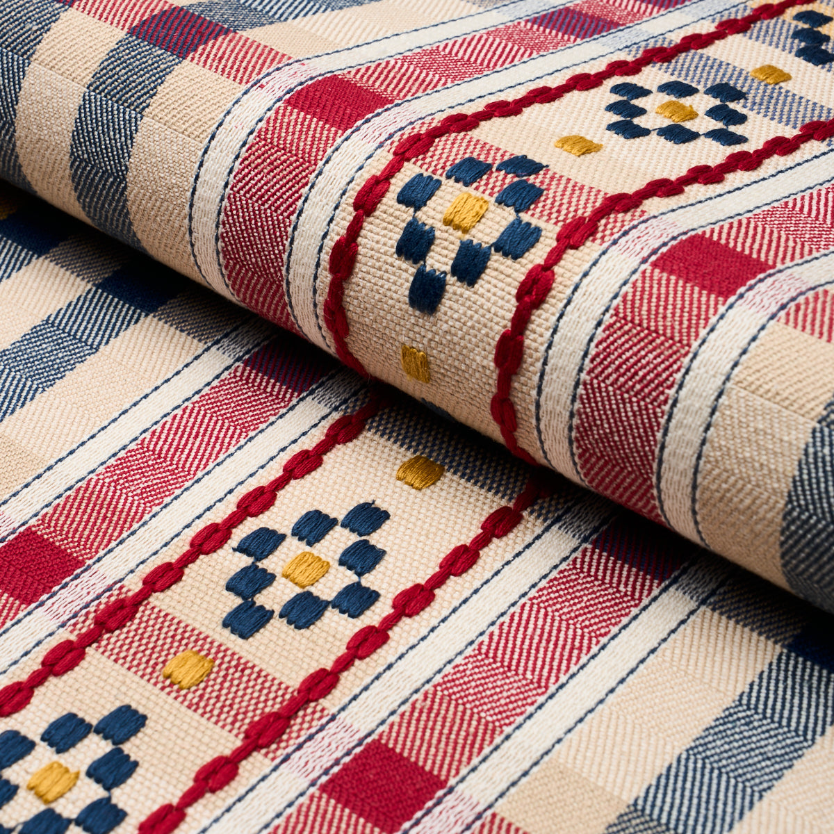 Schumacher Hutton Hand Woven Check stof Rouge &amp; Navy 84730