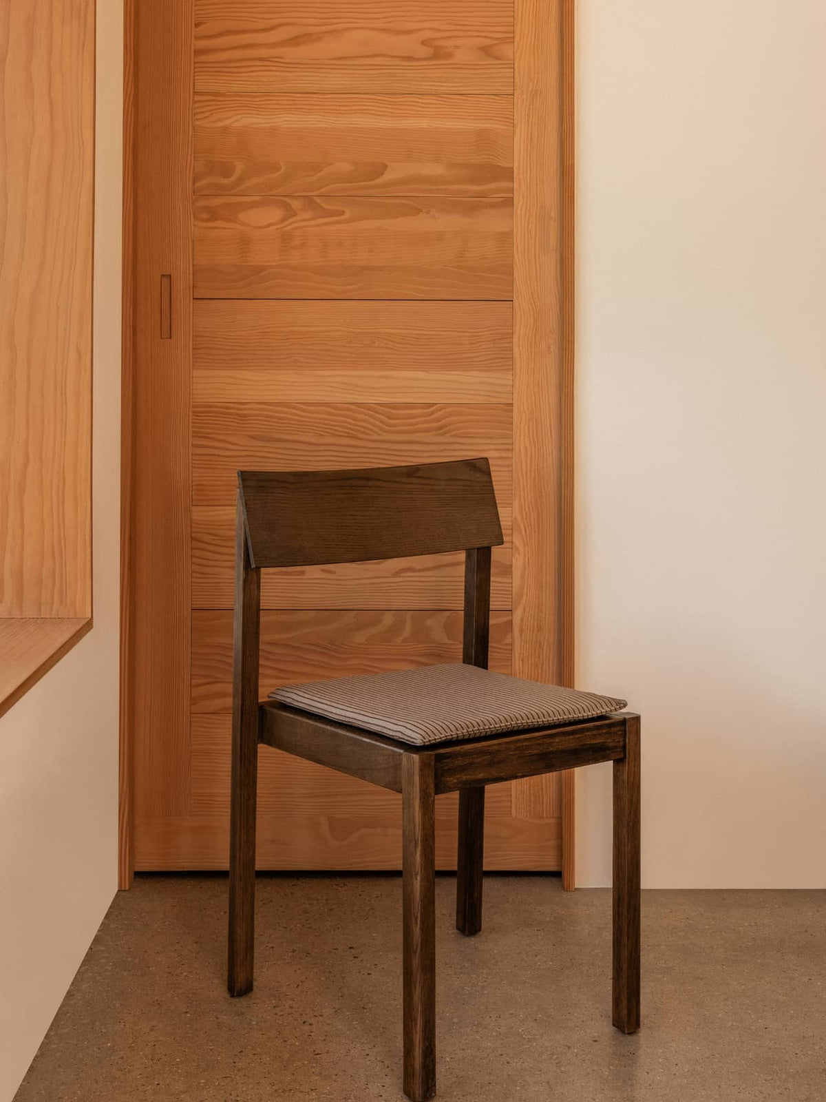 Audo Mauro Dining Chair sfeerbeeld dark oak met kussen