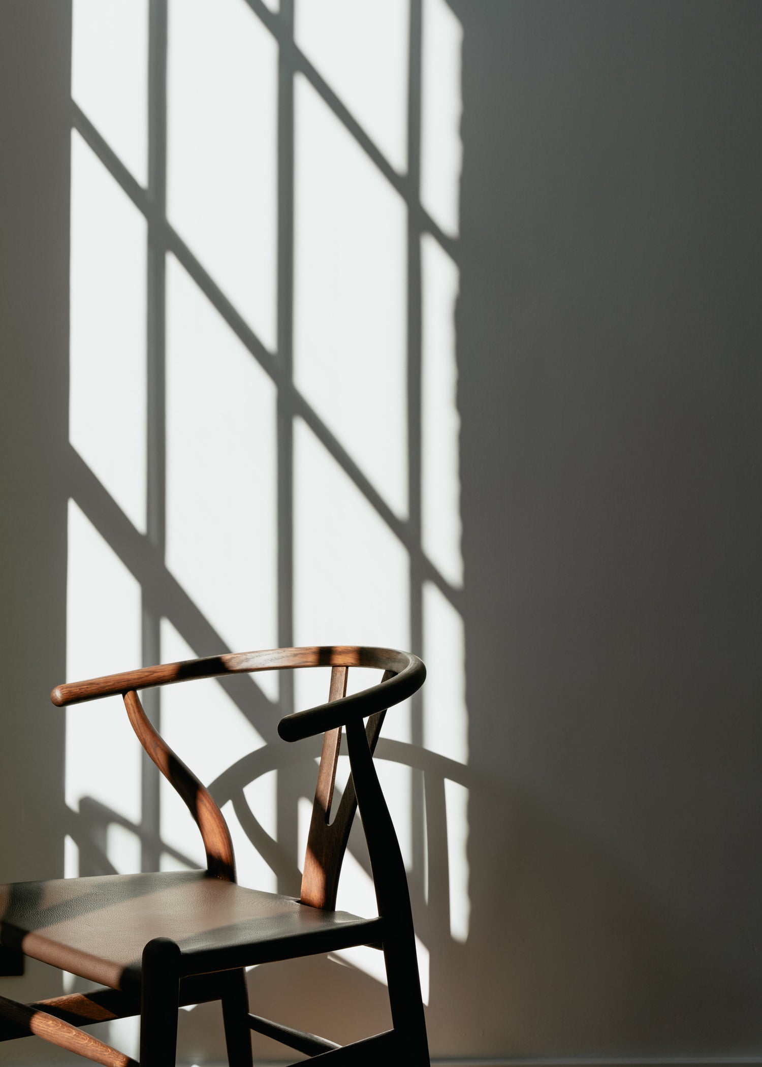 Carl Hansen &amp; Son Wishbone Stoel CH24 limited edition sfeerbeeld