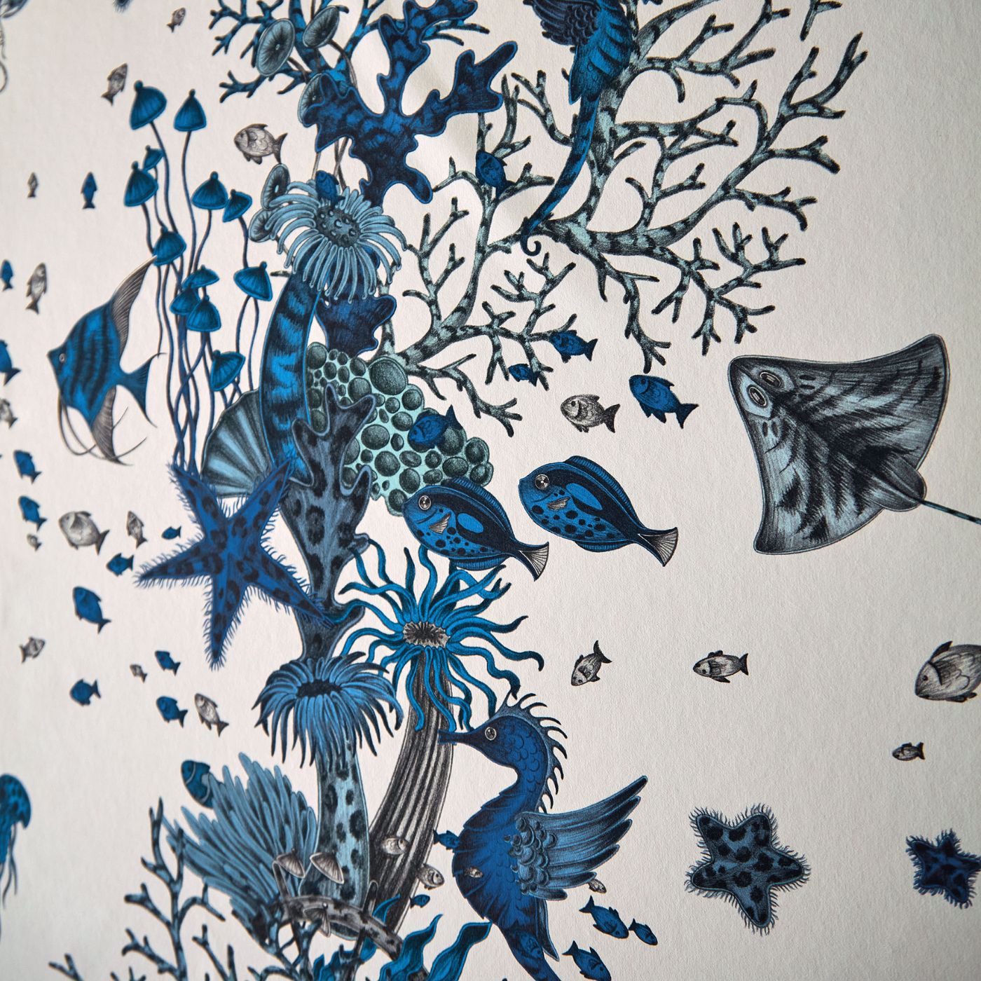 Clarke en Clarke behang Seaforest-Blue W0218-02 sfeerafbeelding van dichtbij 
