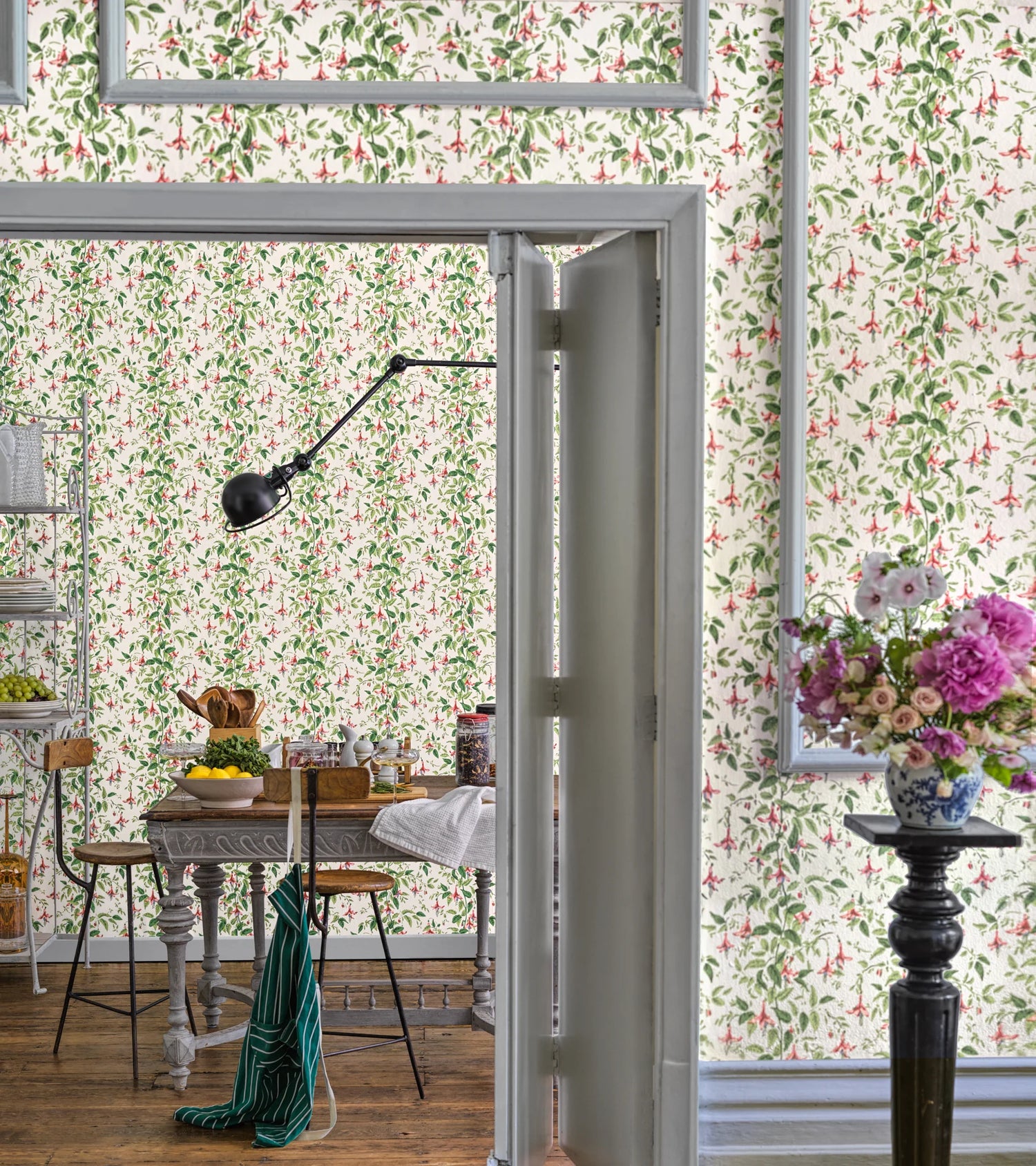 Cole and Son behang Fuchsia Rose Pink and Soft Green on Parchm sfeerbeeld eetkamer ent 128/6028