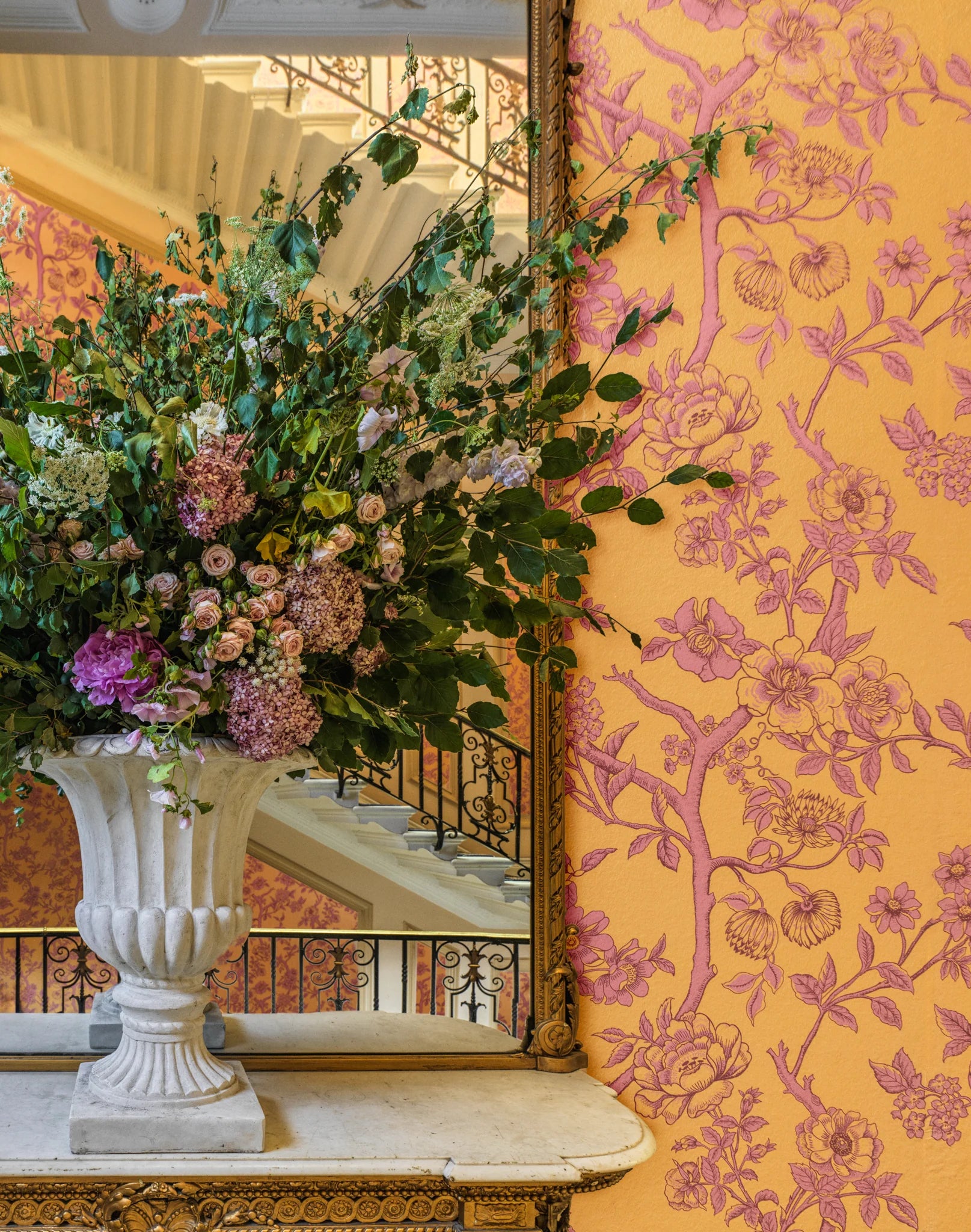 Cole and Son behang Paradise Tree Tangerine and Hibiscus 128/2011