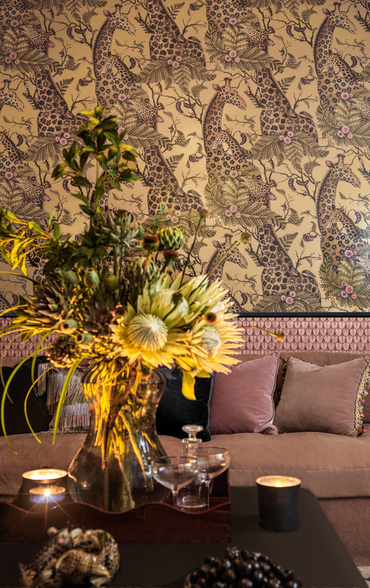 Cole and Son behang Royal Giraffe Gilded 129/3010 sfeerafbeelding