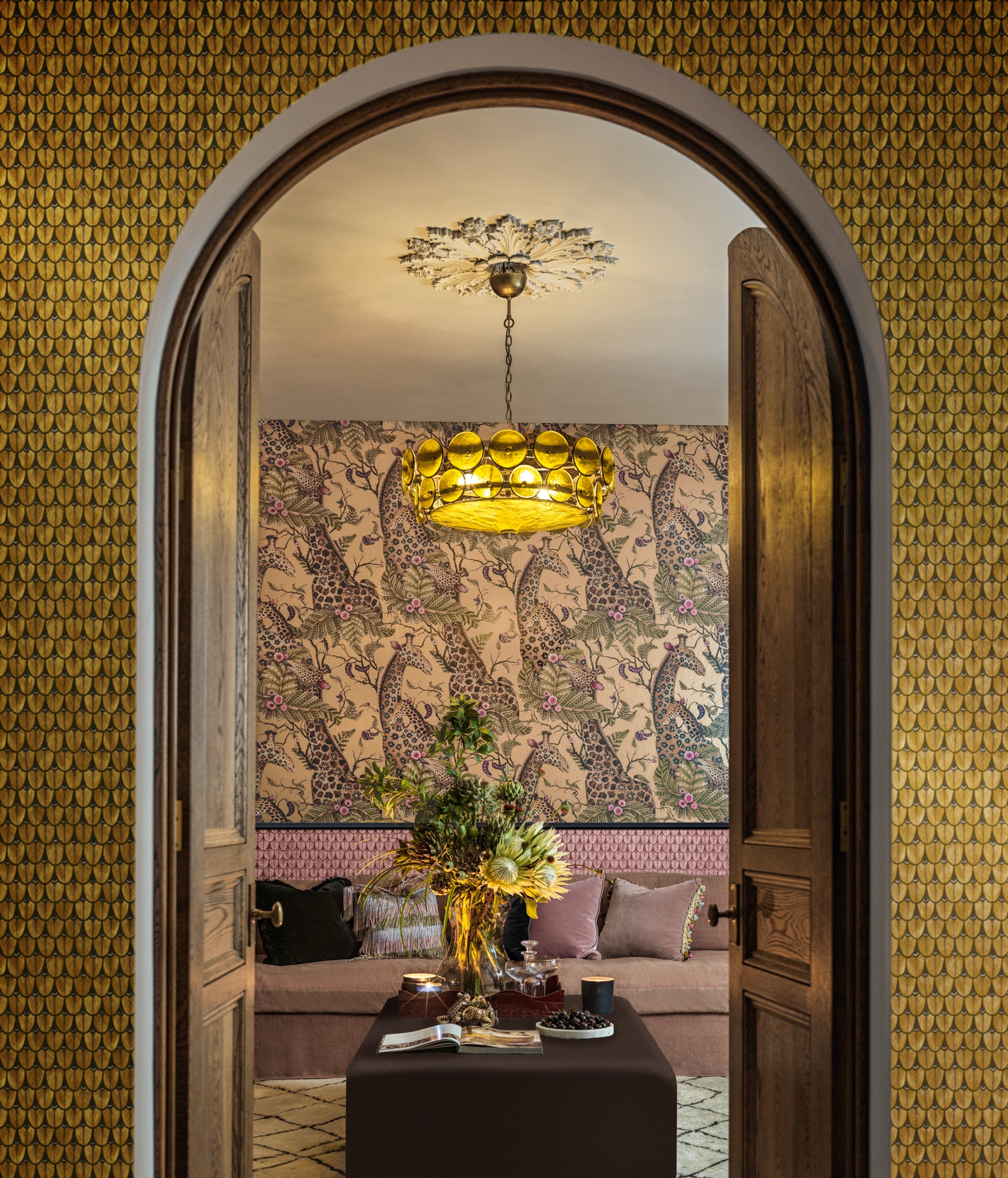 Cole and Son behang Royal Giraffe Gilded 129/3010 sfeerafbeelding woonkamer 