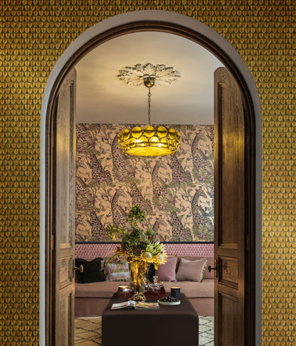 Cole and Son behang Royal Giraffe Gilded 129/3010 sfeerafbeelding woonkamer 