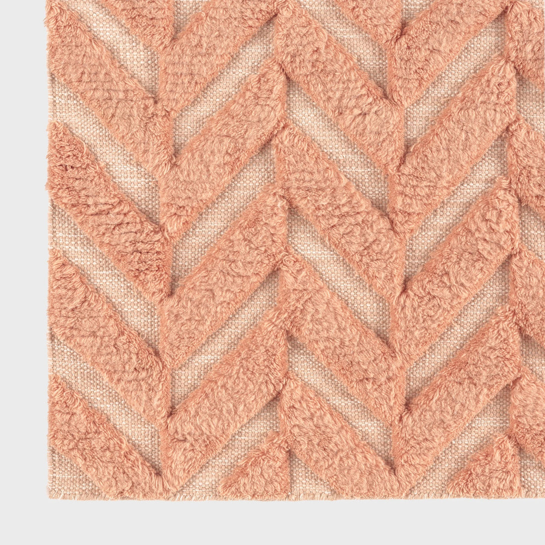 Dusty Deco Herringbone Rug Salmon Pink detailfoto high-low effect wol