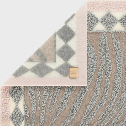 Dusty Deco Wildcat Throw Neutral detailfoto high-low textuur wol