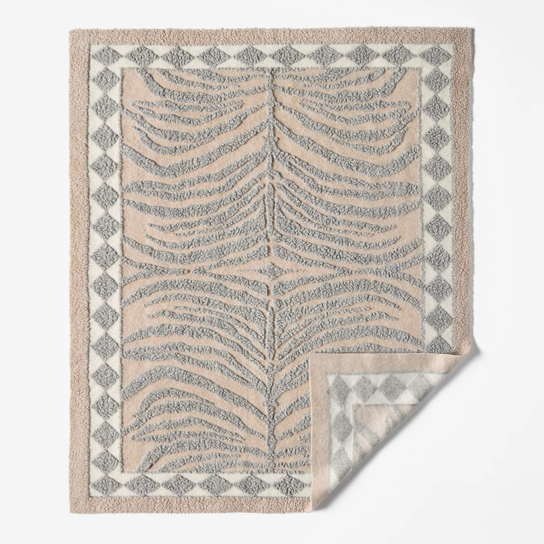 Dusty Deco Wildcat throw sfeerbeeld