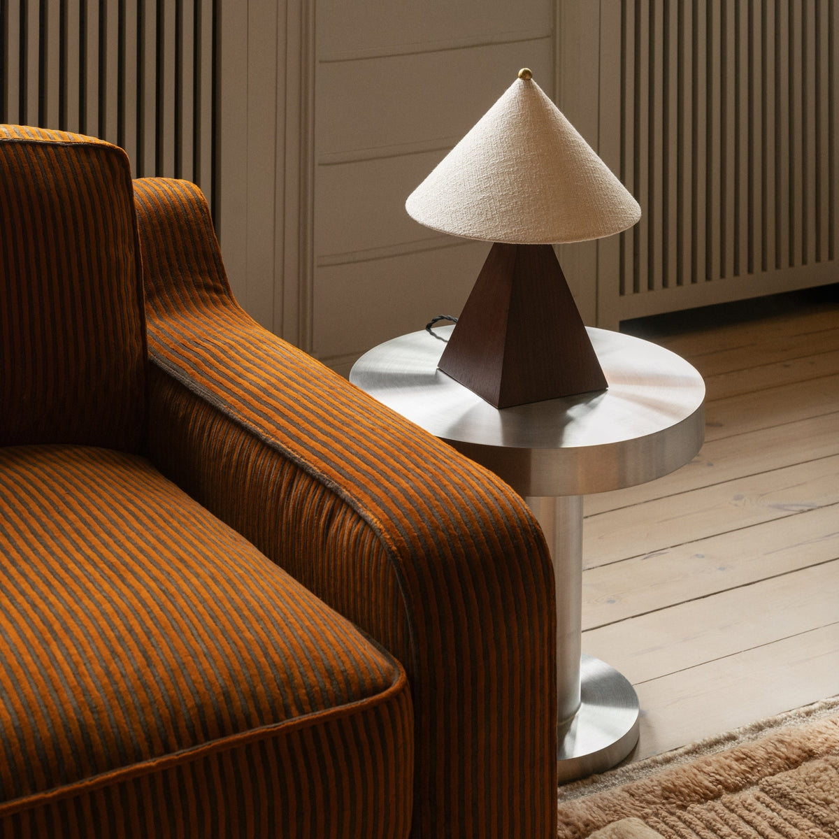 Dusty Deco Pyramid Table Lamp Small White sfeerbeeld 1