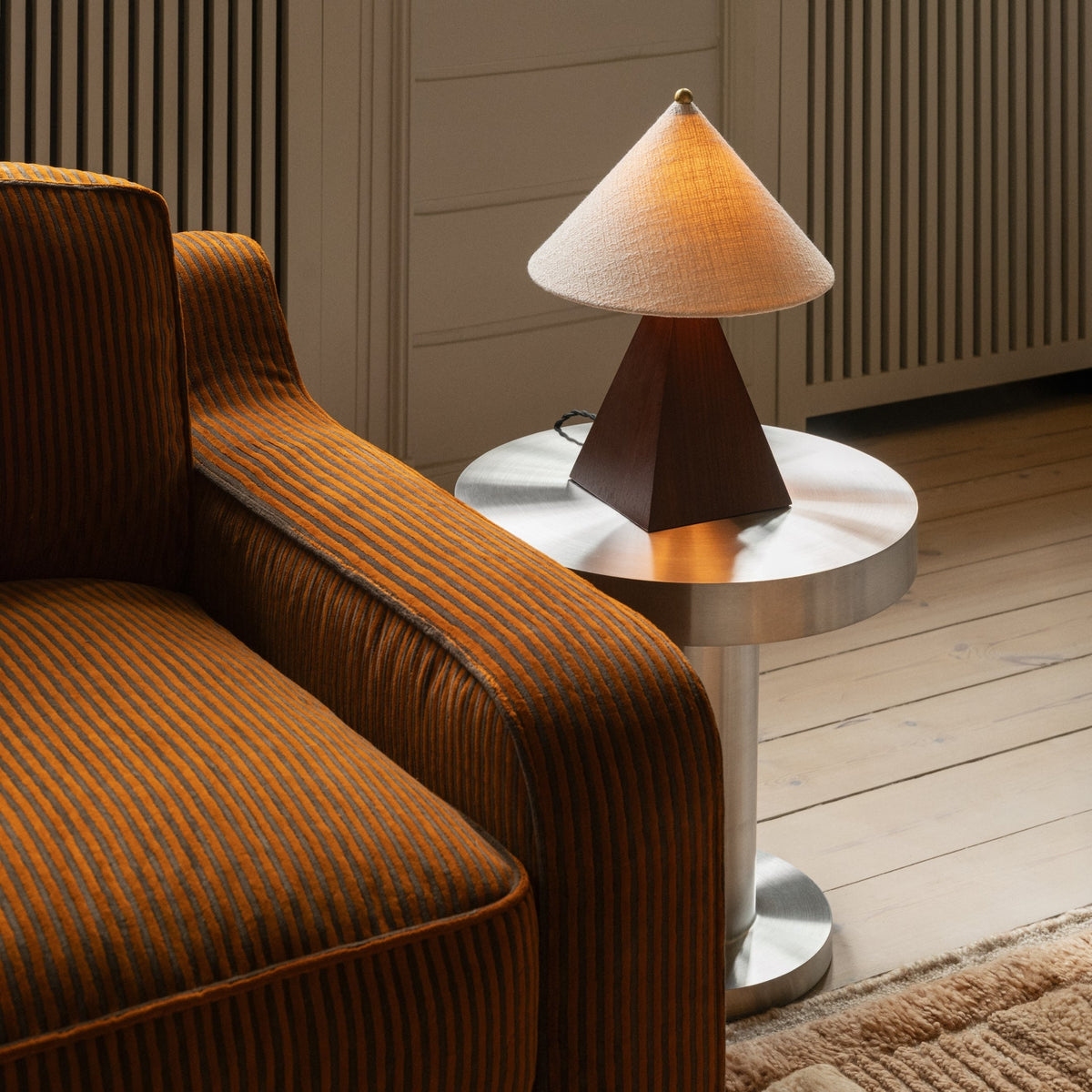 Dusty Deco Pyramid Table Lamp Small White sfeerbeeld 2