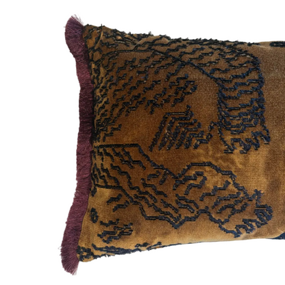 Dedar kussen Tiger Mountain Fauve met aubergine franje