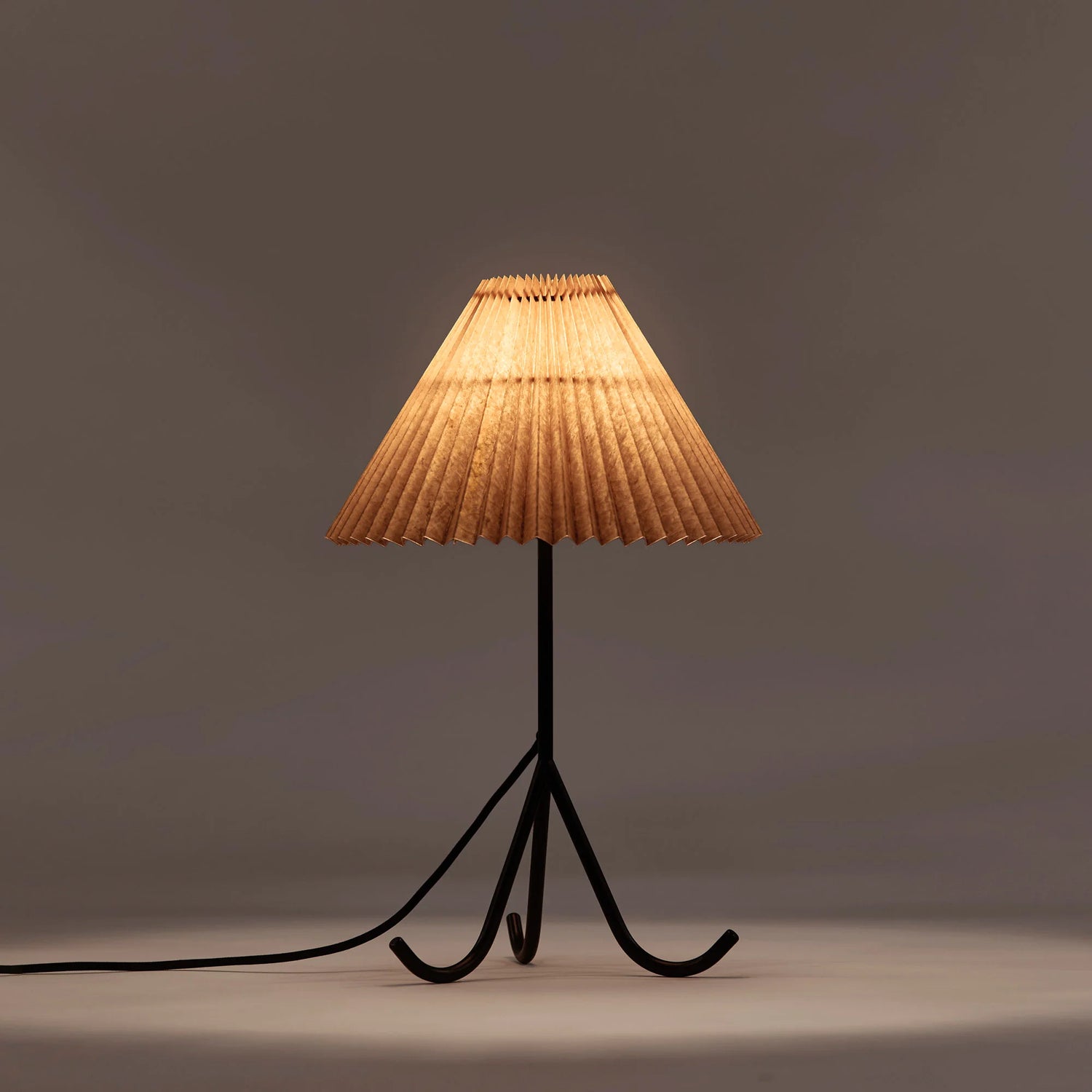 Dusty Deco Geraldine table lamp aan