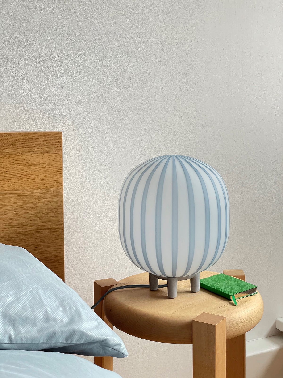 Established &amp; Sons Filigrana Light T2 Blauw, sfeerbeeld niet verlicht