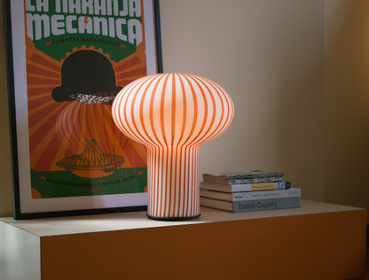 Established &amp; Sons Filigrana Light T6 Rood, witte achtergrond, half verlicht