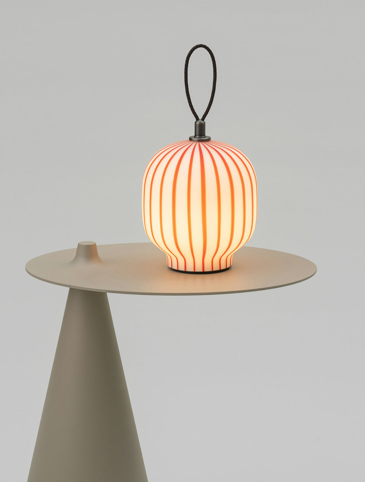 Established &amp; Sons Filigrana Lantern Rood, studio productfoto 2