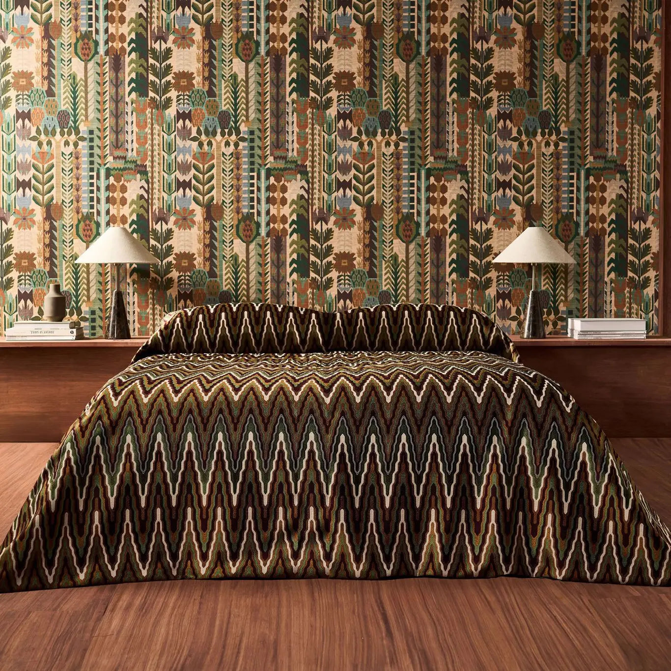 Harlequin behang Kuparr - Evergreen/Terracotta HFUP113356 in slaapkamer
