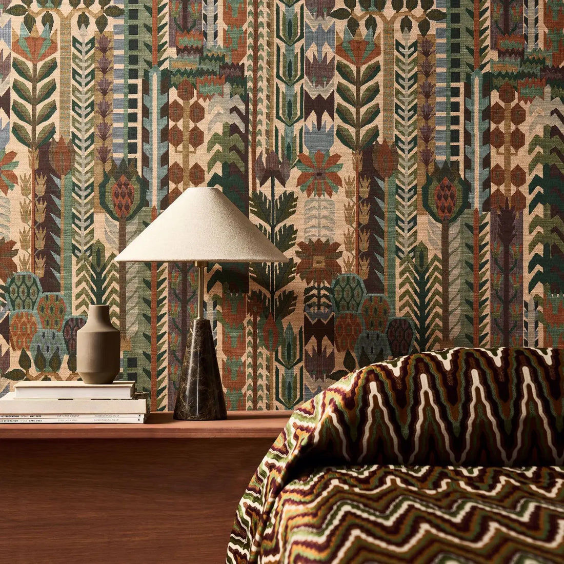 Harlequin behang Kuparr - Evergreen/Terracotta HFUP113356 sfeerbeeld