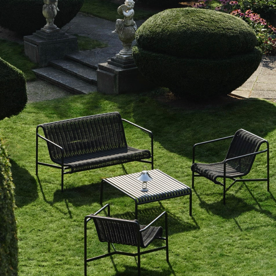 Hay Palissade Cord bank in de kleur anthracite outdoor set sfeerafbeelding 