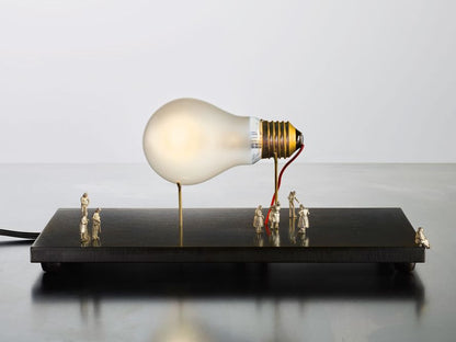 Ingo Maurer I Ricchi Poveri – Monument for a Bulb innovatieve tafellamp 