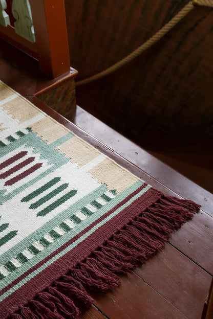 Layered Röllakan Hilma Primrose wool vloerkleed
