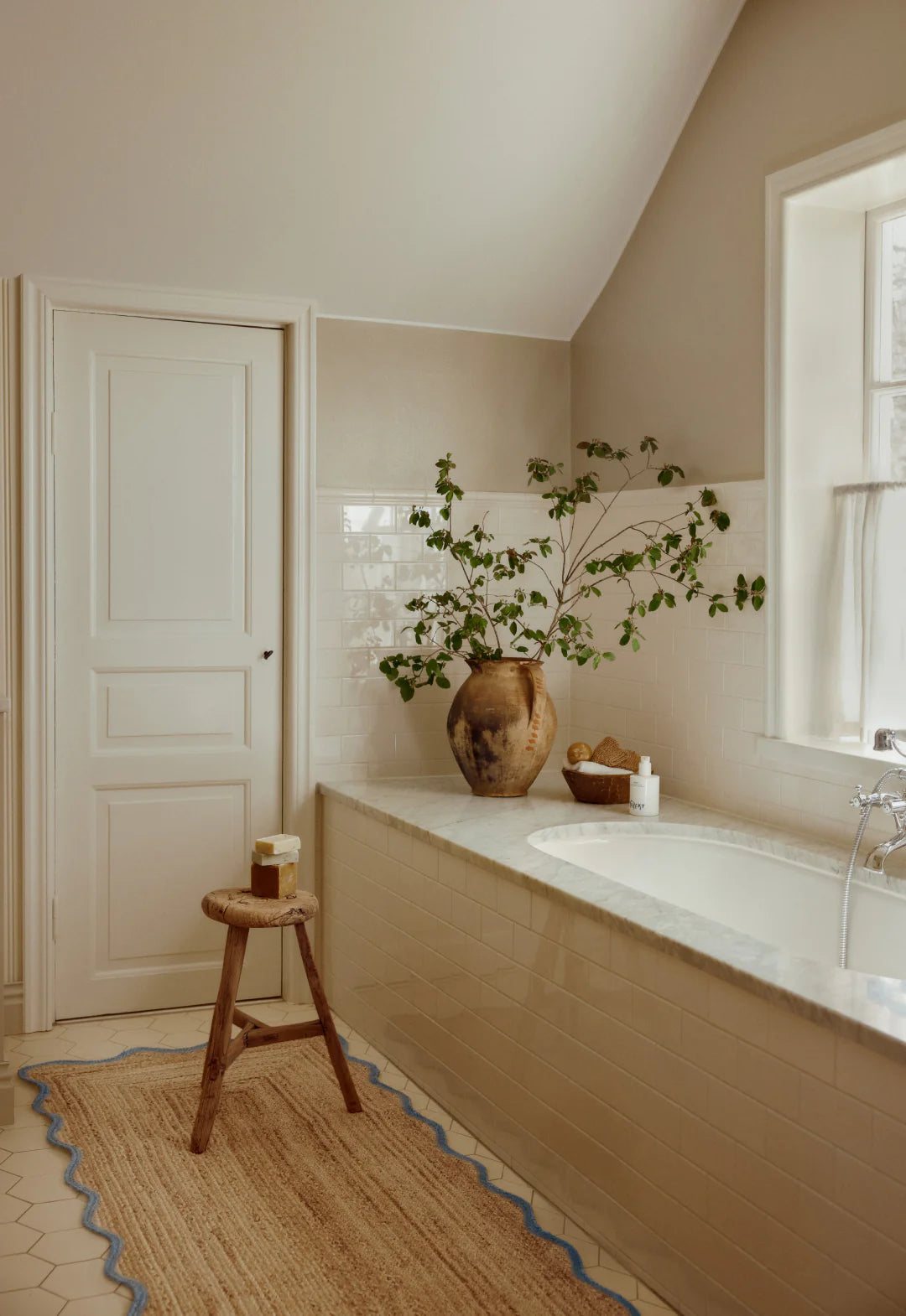 Layered Röllakan Scallop Misty Blue Jute runner