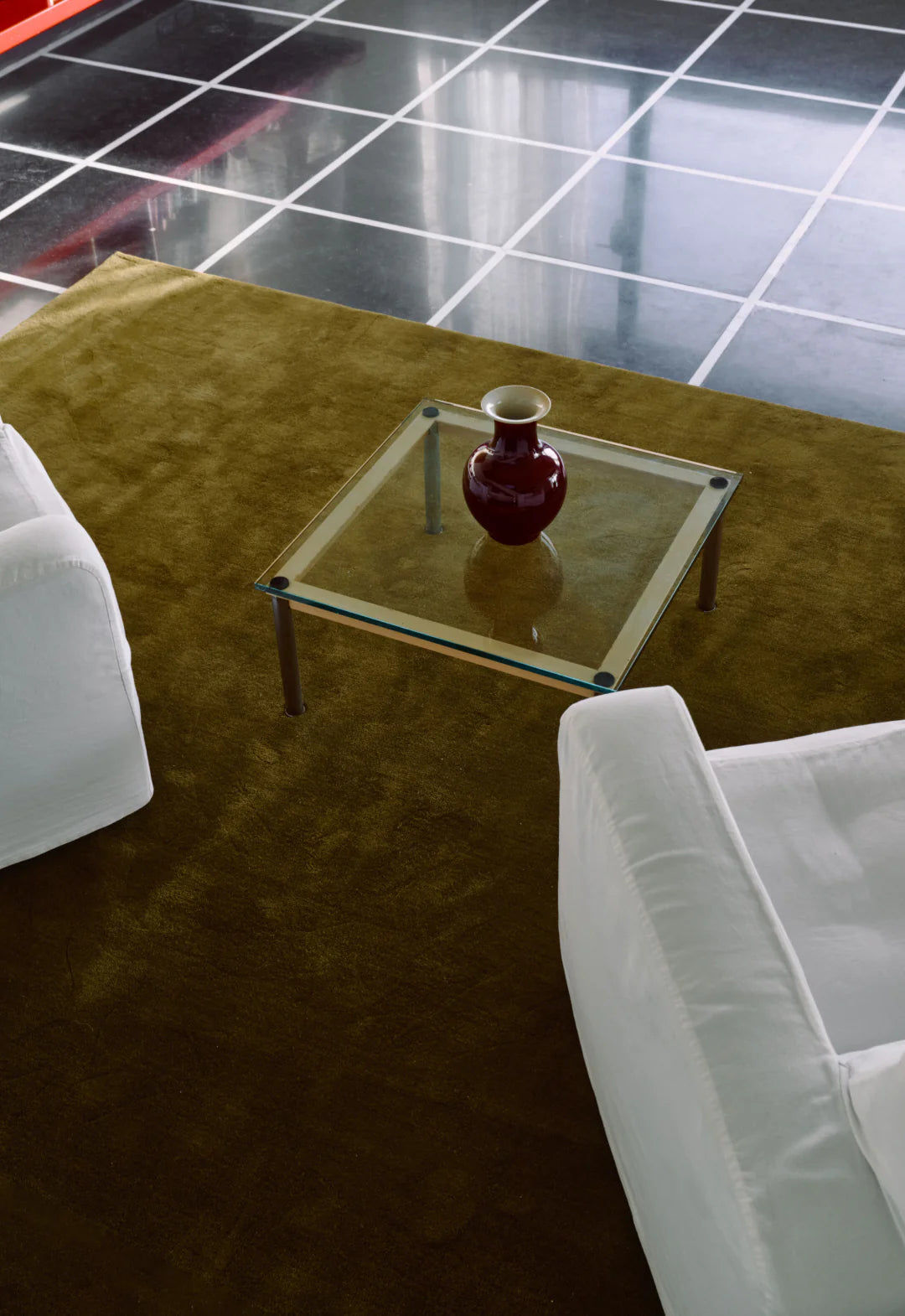 Layered Classic Solid Wool vloerkleed - Green Umber in woonkamer