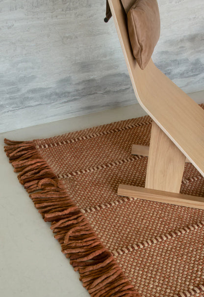 Layered Massproductions Cord Wool Rug - Burgundy Rust sfeerbeeld