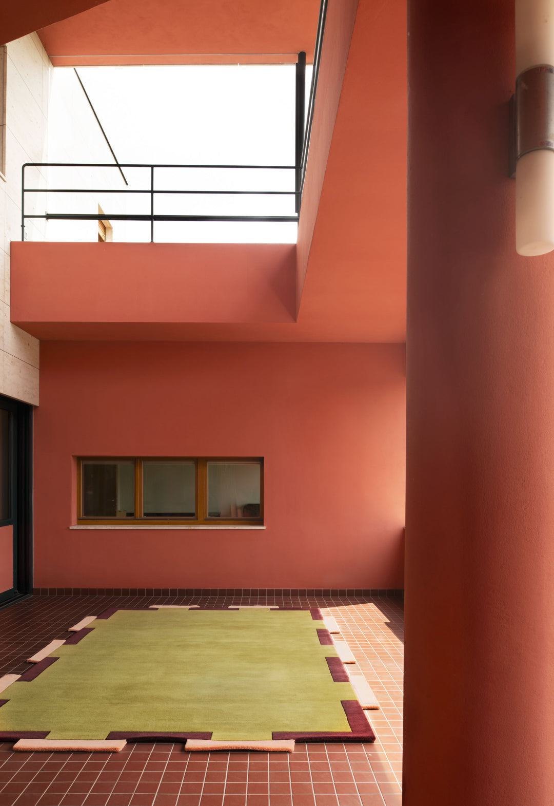 Layered Teklan Fregio Olive Blush wool vloerkleed