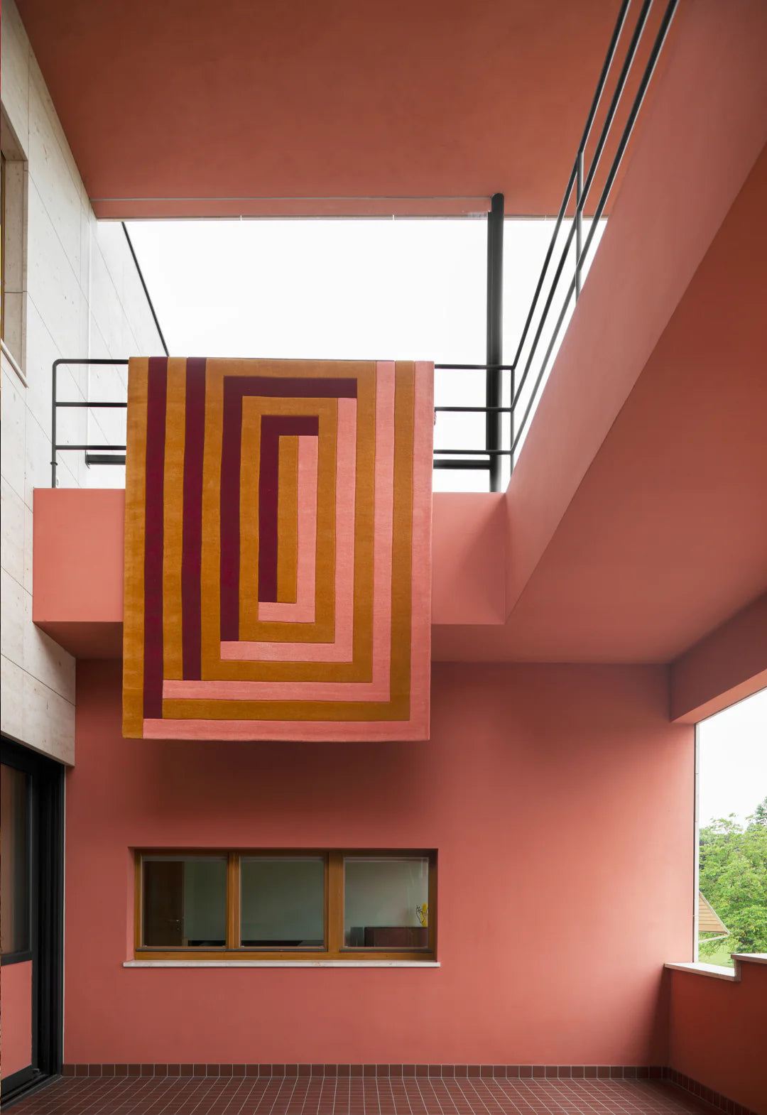 Layered Teklan Labyrinth Coral Pink wool vloerkleed