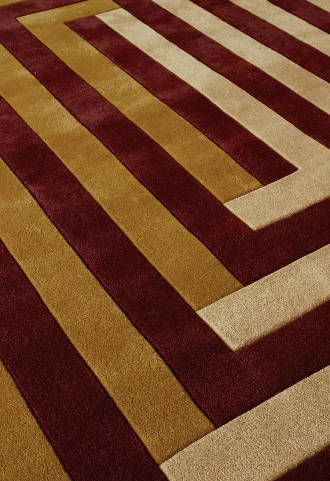 Layered Teklan Labyrinth Mulberry Sand wool vloerkleed