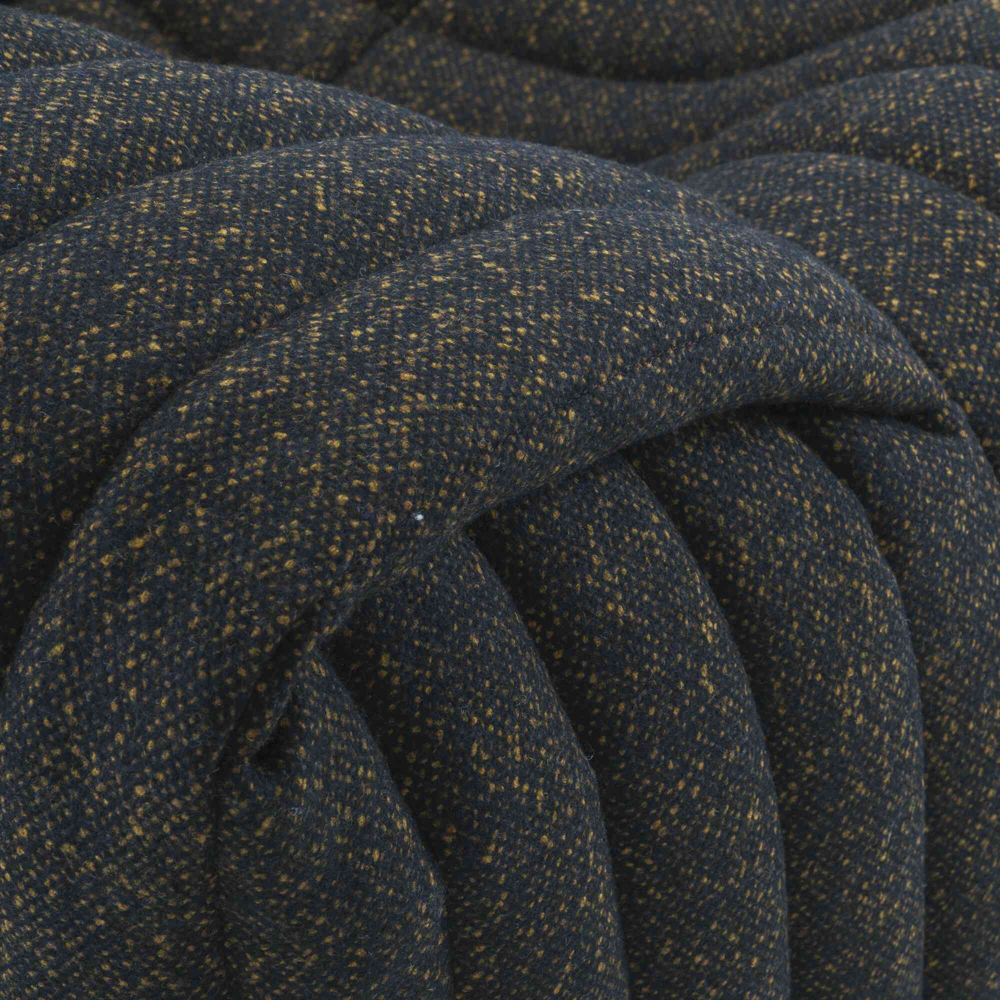 Ligne Roset Sandra fauteuil stof close up