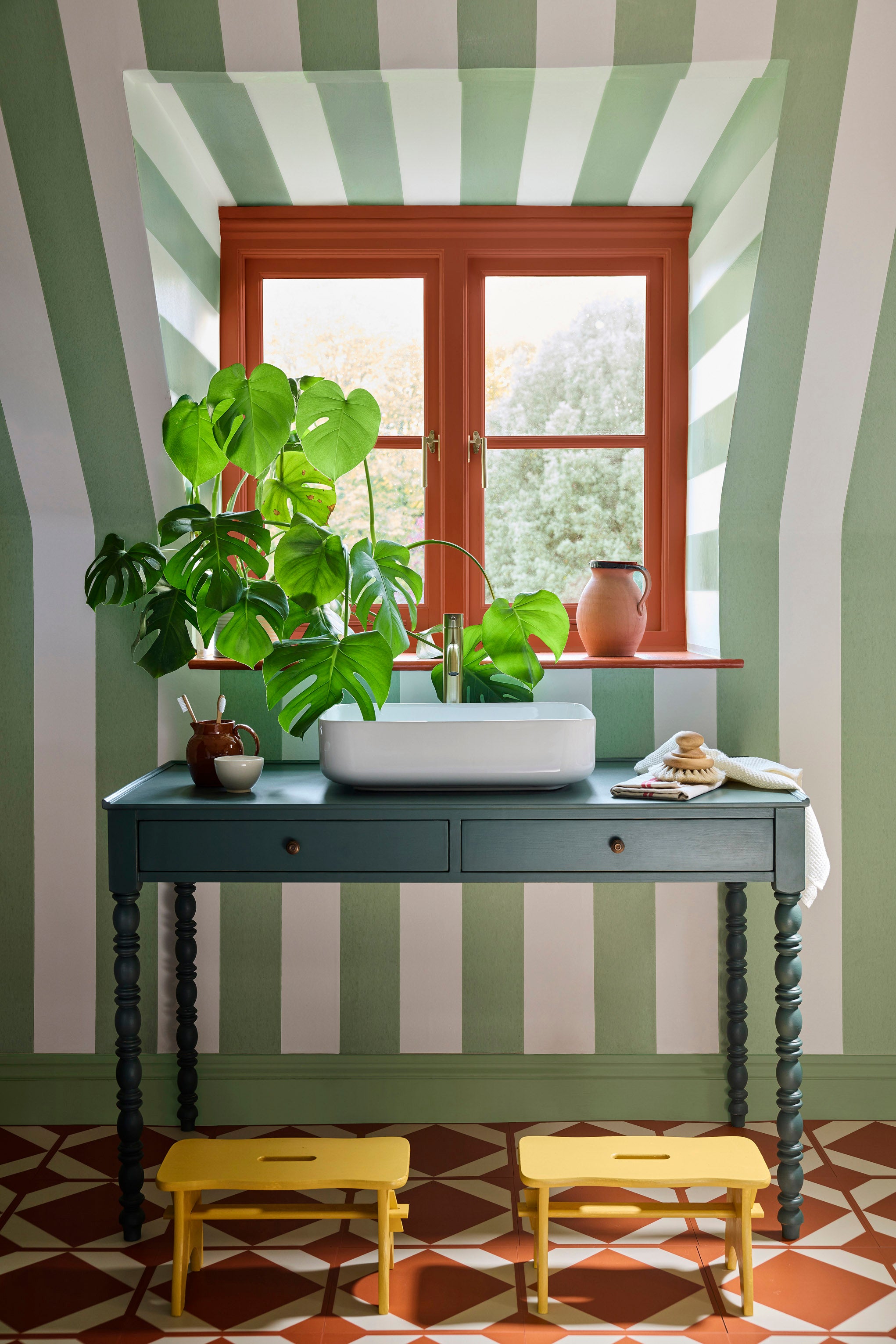 Little Greene behang Broad Stripe in de kleur Pea Green sfeerafbeelding collectie Storybook Papers 