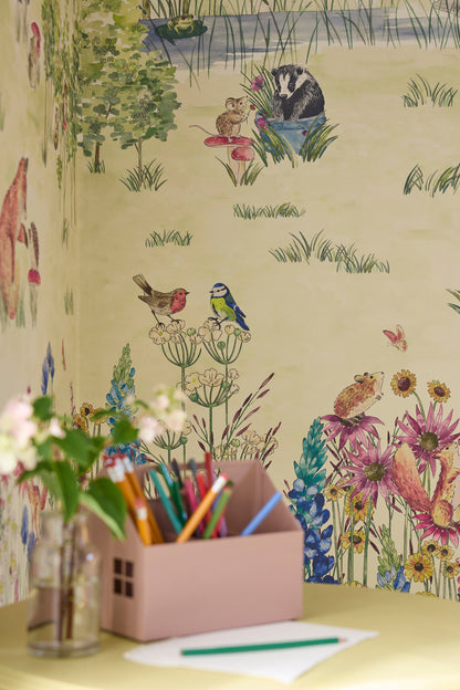 Little Greene behang Potters Woodland mural in de kleur Spring als sfeerafbeelding