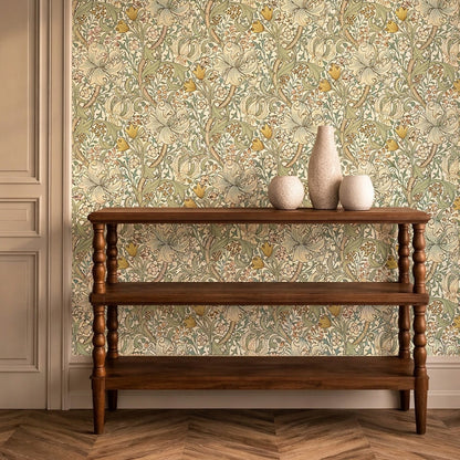 Morris and Co Golden Lily Sage sfeerbeeld interieur, saliegroen vliesbehang William Morris