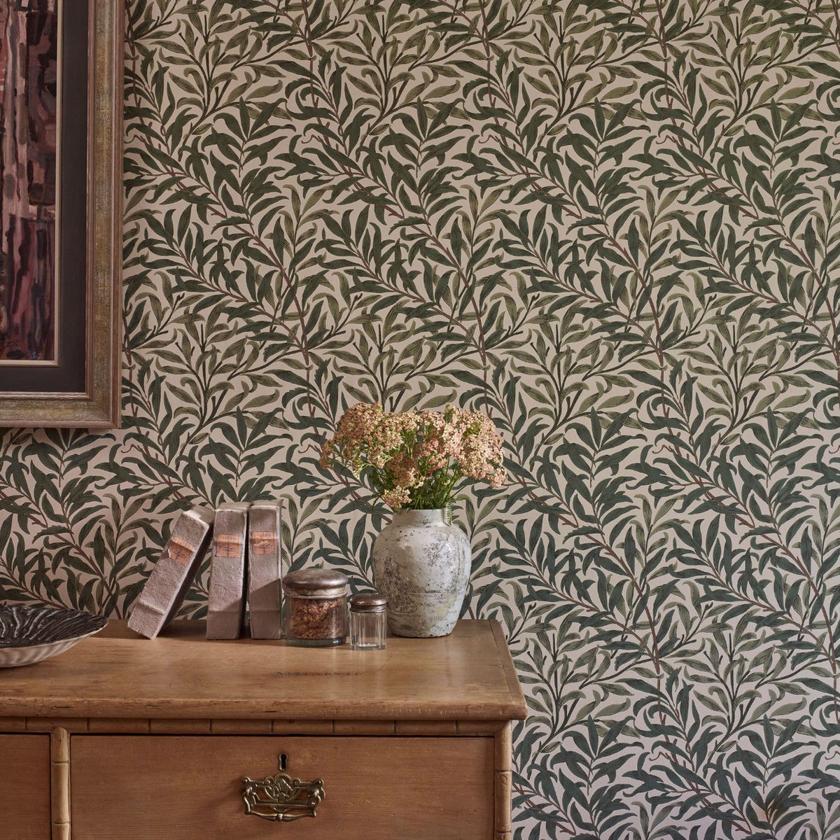 Morris and Co Willow Boughs Forest behang sfeerbeeld groen woonkamer William Morris