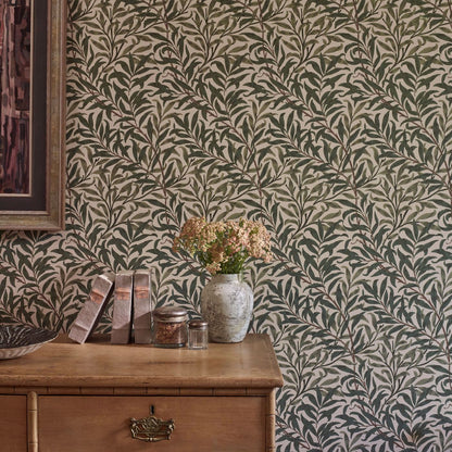 Morris and Co Willow Boughs Forest behang sfeerbeeld groen woonkamer William Morris