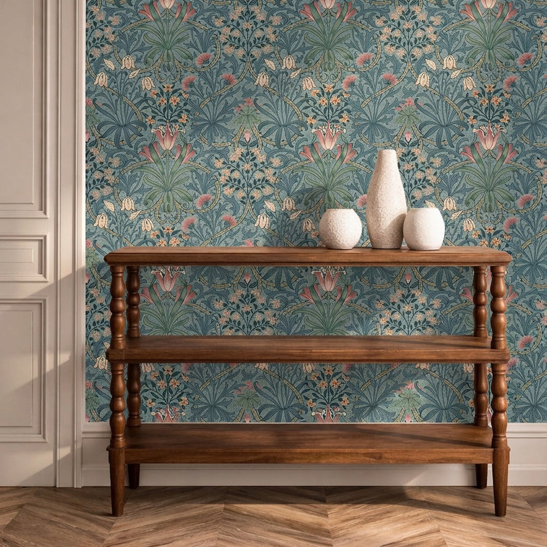 Morris and Co Woodland Weeds Rose Woad sfeerbeeld interieur, roze blauw vliesbehang