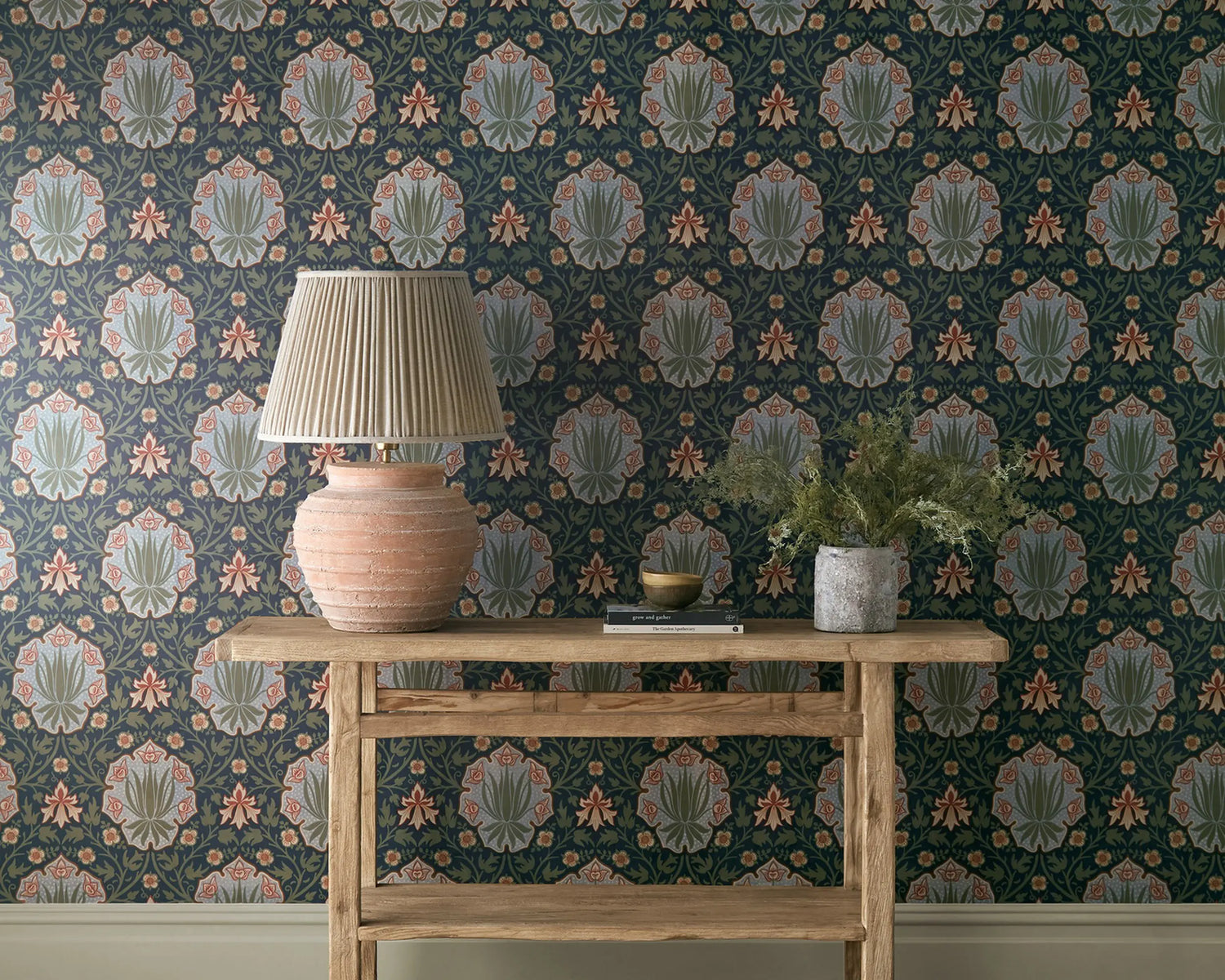 Morris and Co behang Iris &amp; Rose Indigo/Thyme 217568
