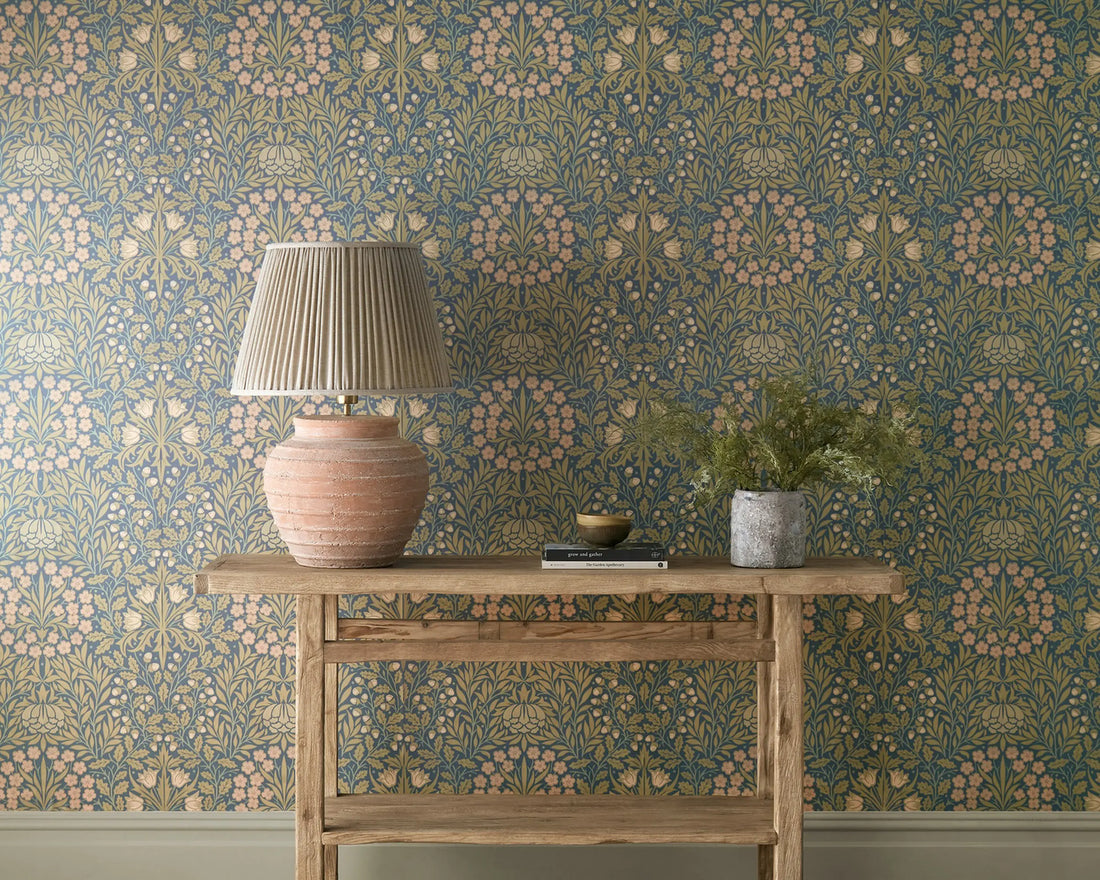 Morris and Co behang Daisy &amp; Oak Powder Blue/Blush 217584